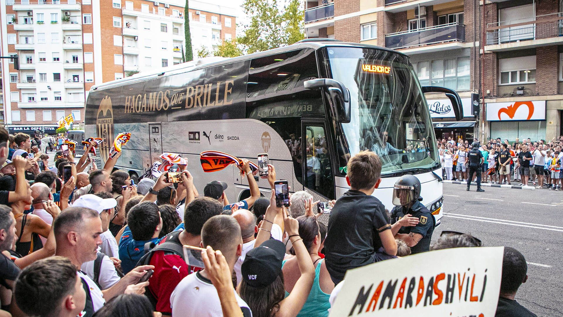 el_valencia_cf_fleta_buses_para_sus_socios_para_el_partido_ante_el_betis.jpg