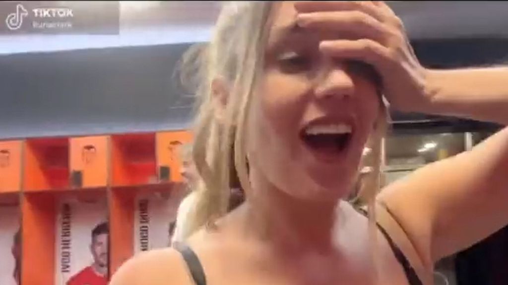 El Valencia CF le regala una camiseta a la influencer Lluna Clark