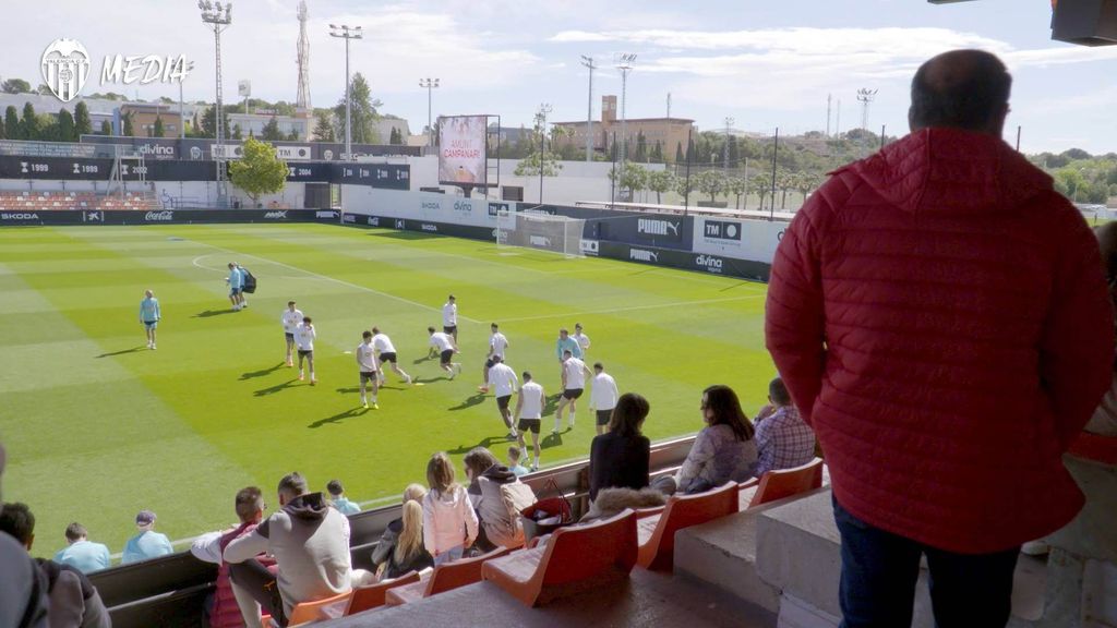 El Valencia CF recibe en su entrenamiento a los afectados por el incendio de Campanar