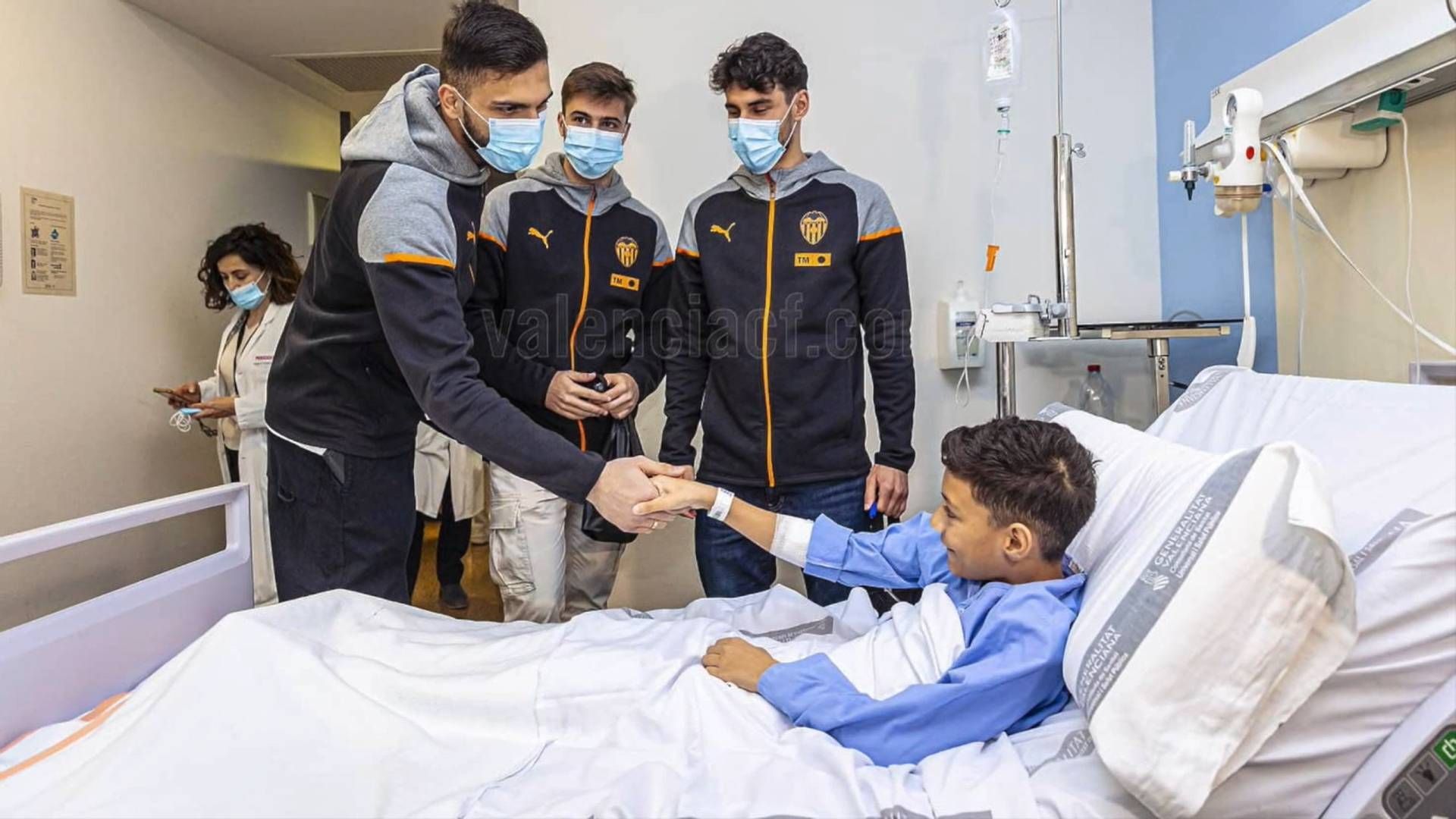 el_valencia_cf_visita_los_hospitales_valencianos.jpg