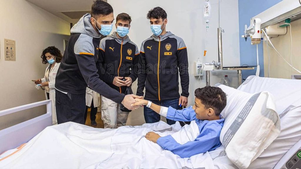 El Valencia CF visita los hospitales valencianos