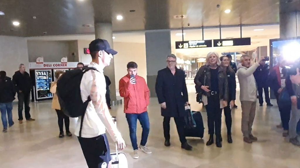Llegada del Valencia al aeropuerto tras la Supercopa de España 2020