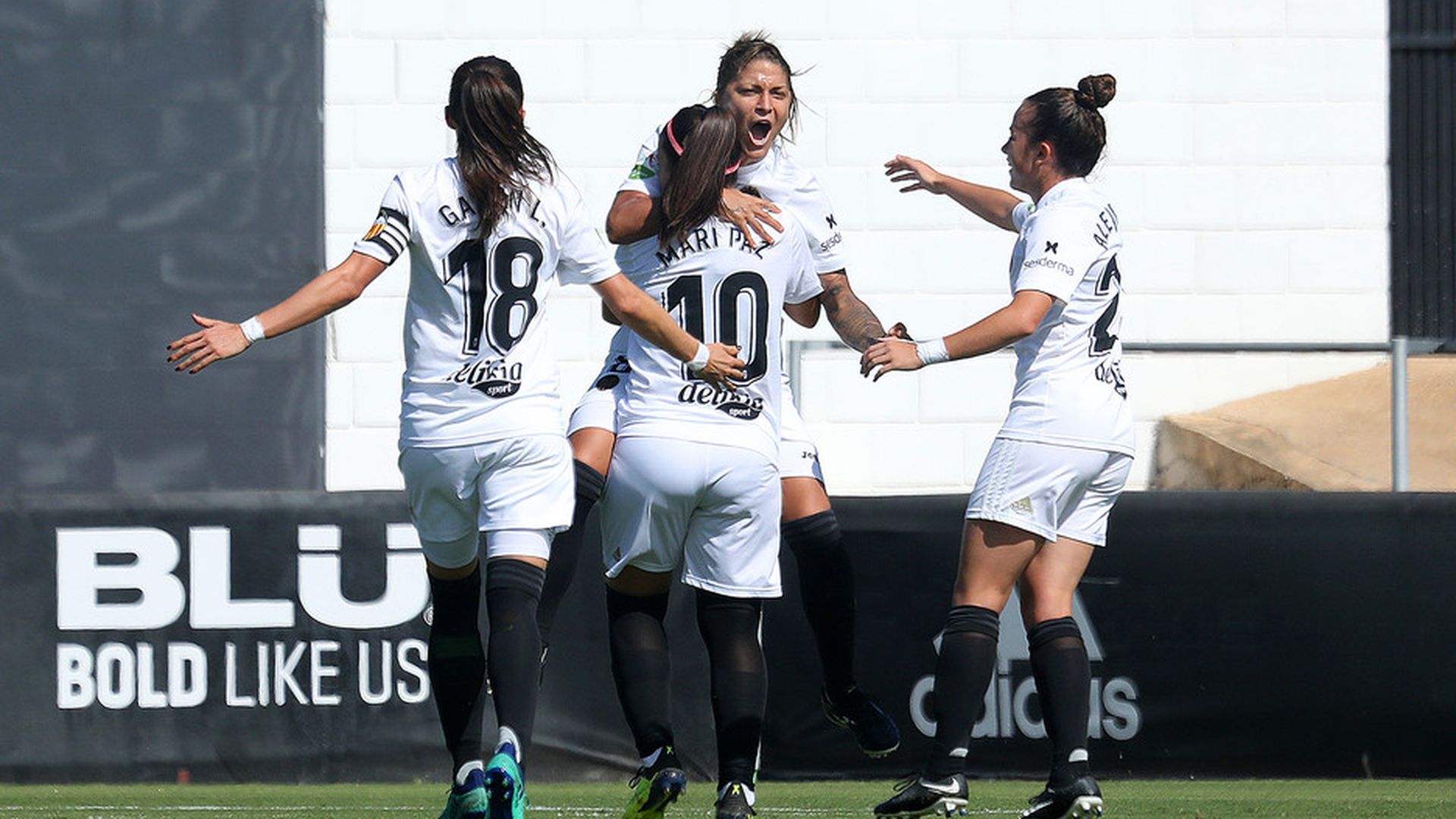 el_valencia_femenino_celebra_un_gol.jpg