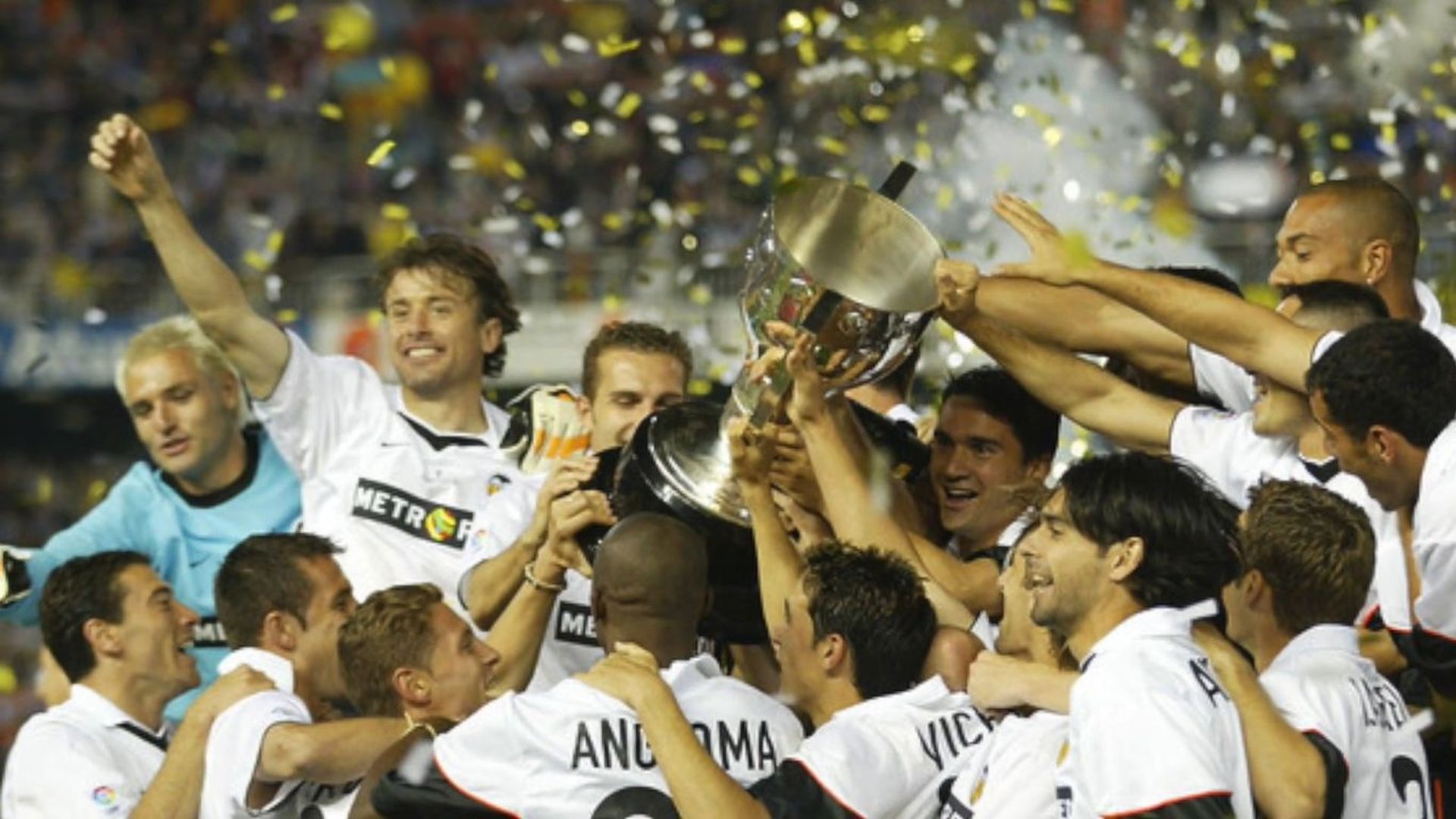 el_valencia_levantando_la_copa_de_laliga_de_la_temporada_01_02_001.png