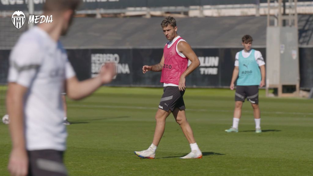 El Valencia se entrena sin Cavani y Gabriel Paulista