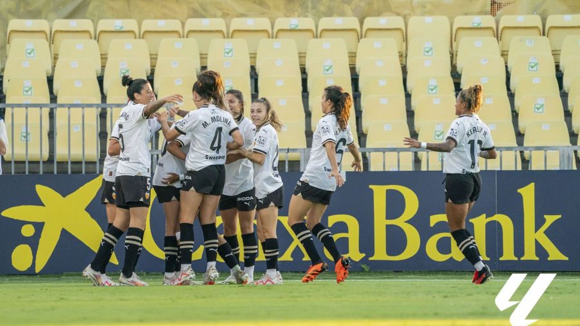 el_vcf_femenino_celebra_la_victoria_tras_el_gol_de_ainhoa_alguacil_fotolaliga.jpeg el_vcf_femenino_celebra_la_victoria_tras_el_gol_de_ainhoa_alguacil_fotolaliga.jpeg