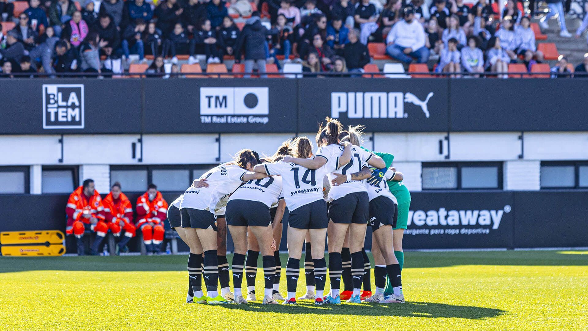 el_vcf_femenino_hace_la_pina_en_mestalla.jpg