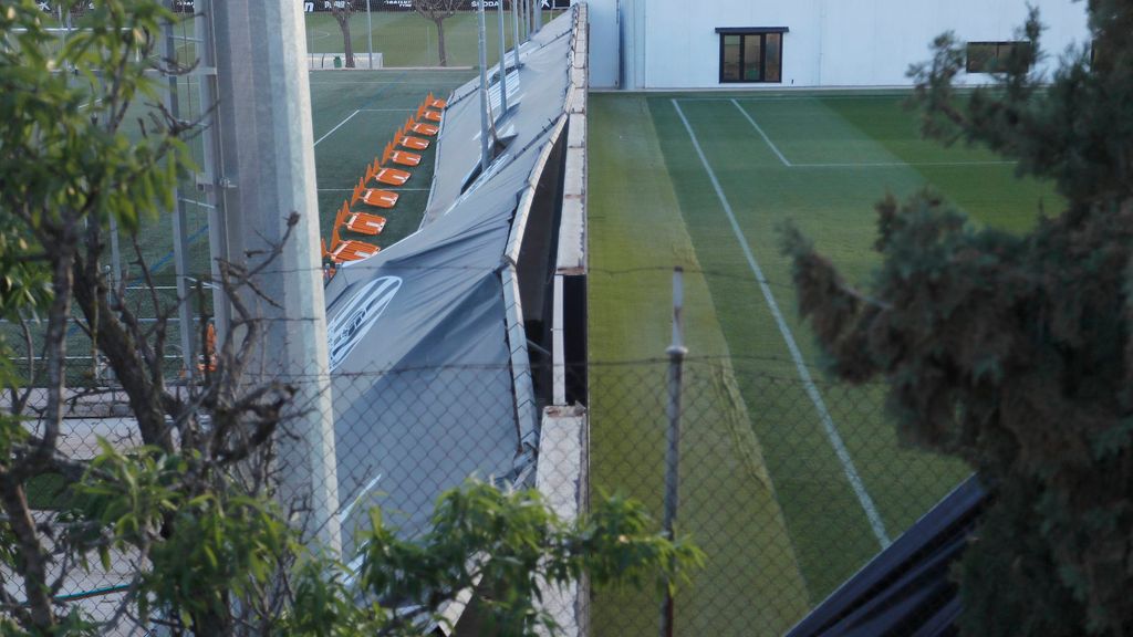 El viento tumba las lonas de la Ciudad Deportiva de Paterna