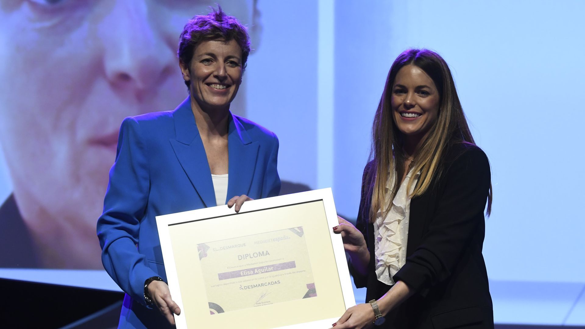 elisa_aguilar_recibe_el_premio_en_la_i_gala_desmarcadas_de_maria_jesus_tejedor_directo_001.jpg
