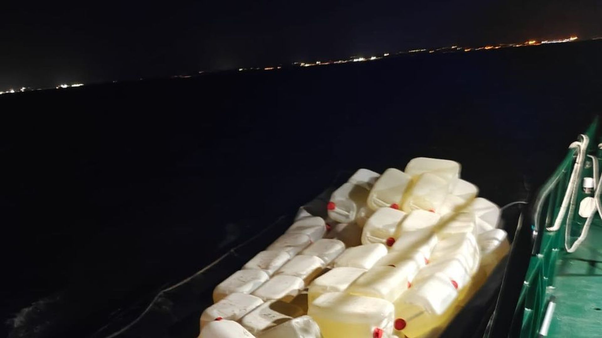 Embarcación incautada en Puerto Real con más de 180 garrafas de gasolina en octubre de 2025. ARCHIVO.