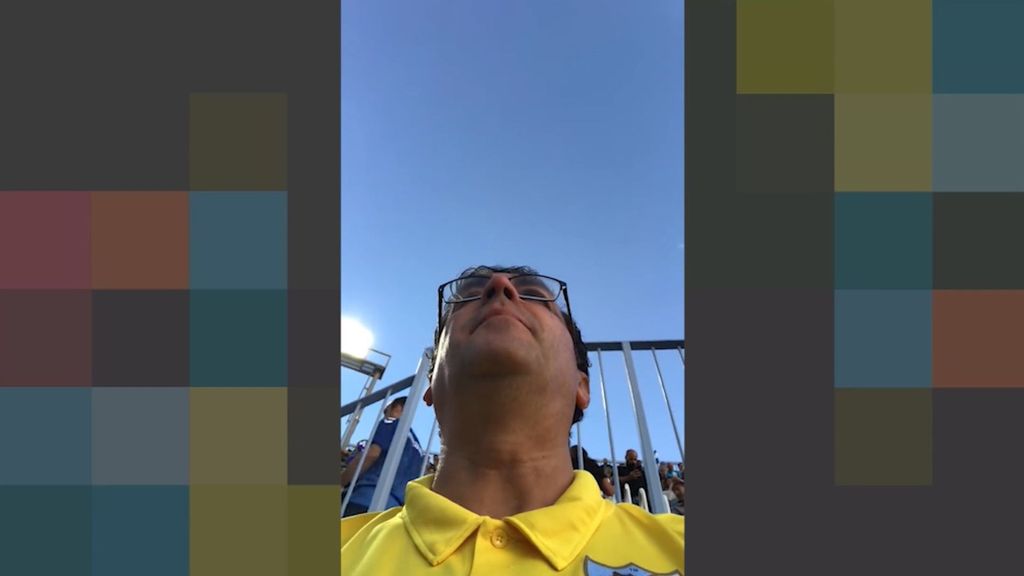 Las emoción de un aficionado cantando el himno del Málaga