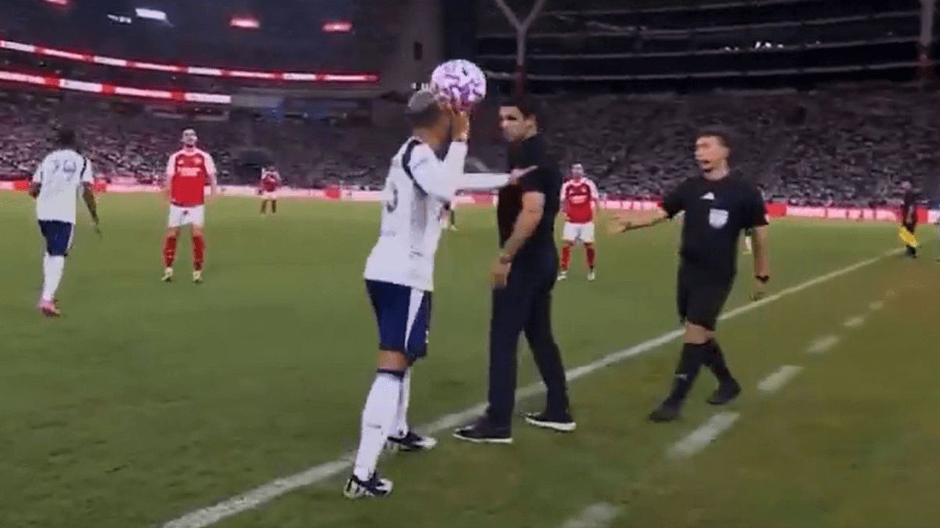 empujon_de_pedro_porro_a_mikel_arteta_001.png empujon_de_pedro_porro_a_mikel_arteta_001.png