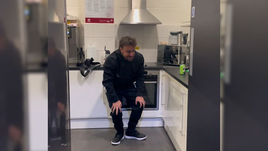 En Aston Martin se parten de risa 'espiando' a Fernando Alonso: "Está haciendo el microondas"