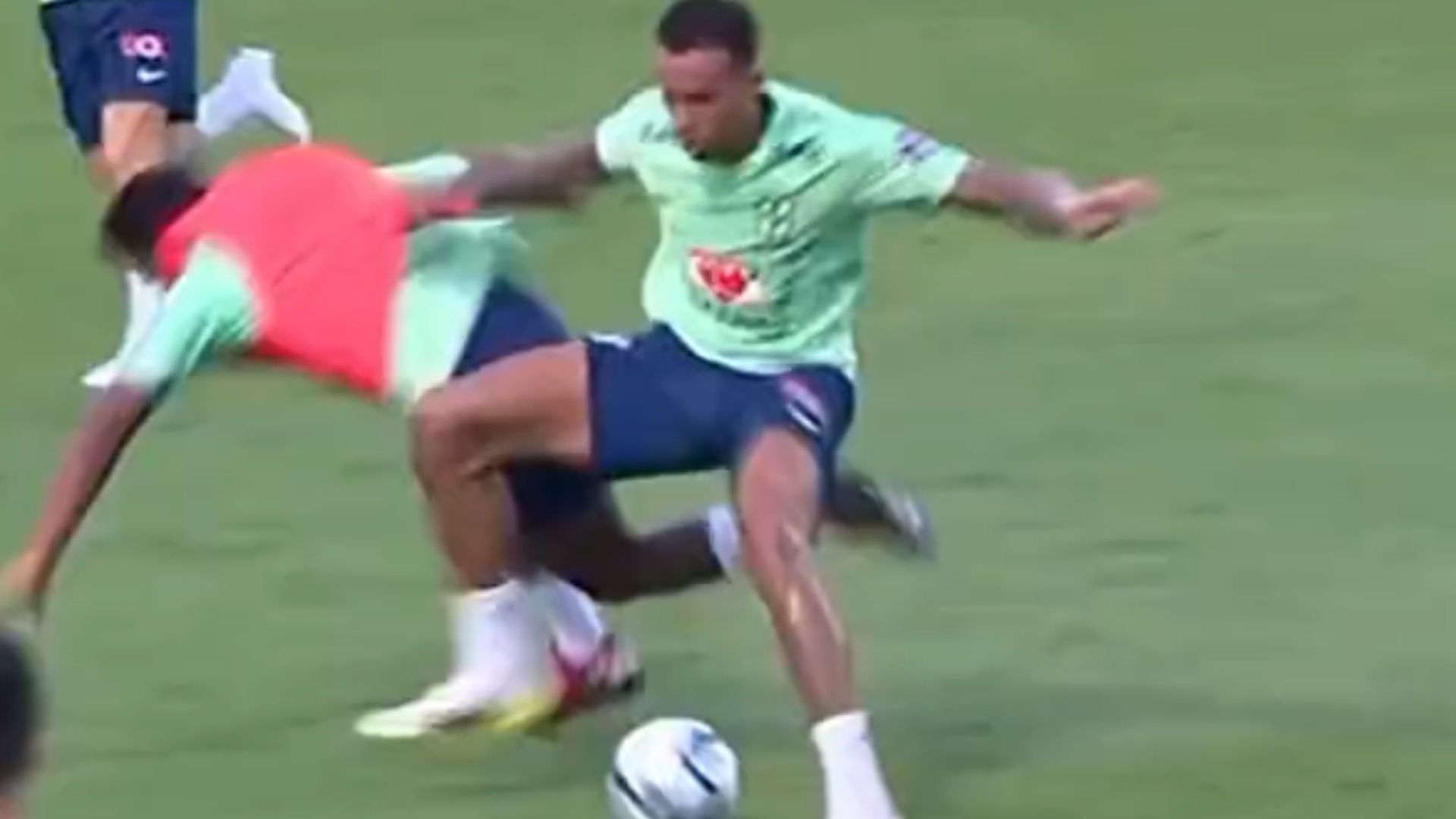 endrick_disputando_un_balon_en_su_primer_entrenamiento_con_brasil_fuente__ctmartinelli.jpg endrick_disputando_un_balon_en_su_primer_entrenamiento_con_brasil_fuente__ctmartinelli.jpg