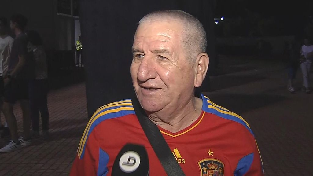 La afición de Badajoz, indignada por no poder escuchar el himno de España