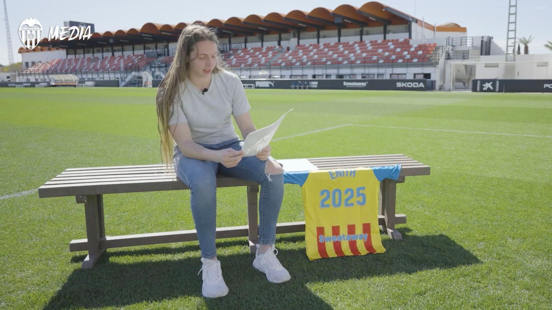 enith_salon_emocionada_tras_su_renovacion.png enith_salon_emocionada_tras_su_renovacion.png