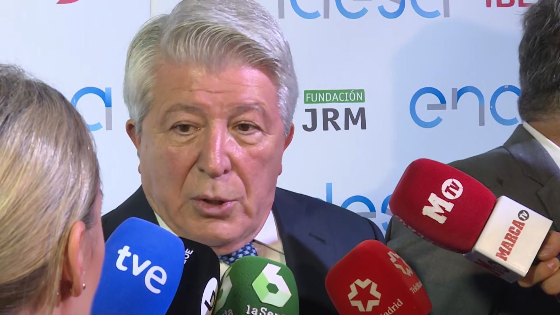 enrique_cerezo_hablando_con_los_medios_001.png enrique_cerezo_hablando_con_los_medios_001.png