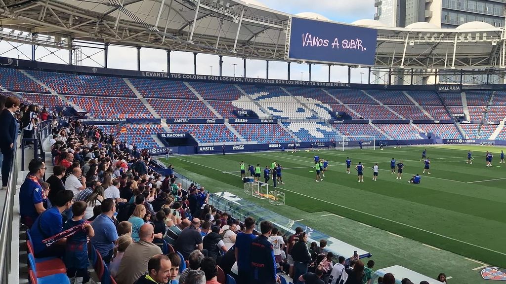 Miles de aficionados marcan el primer gol del Levante ante el Alavés