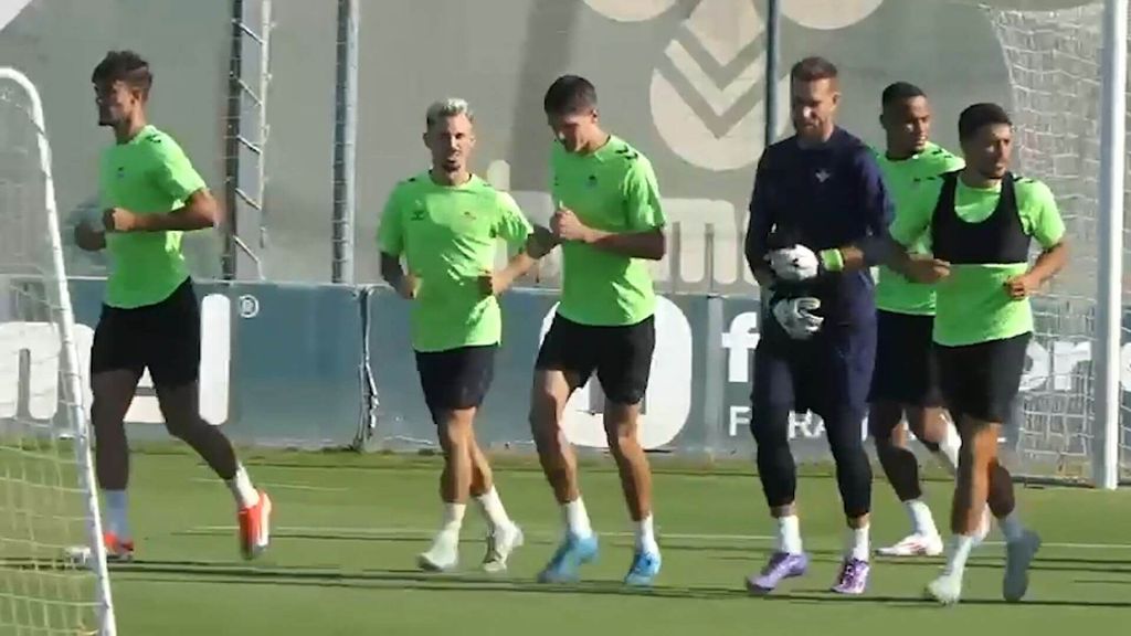 Entrenamiento del Real Betis entre los rumores de salida de Rodri