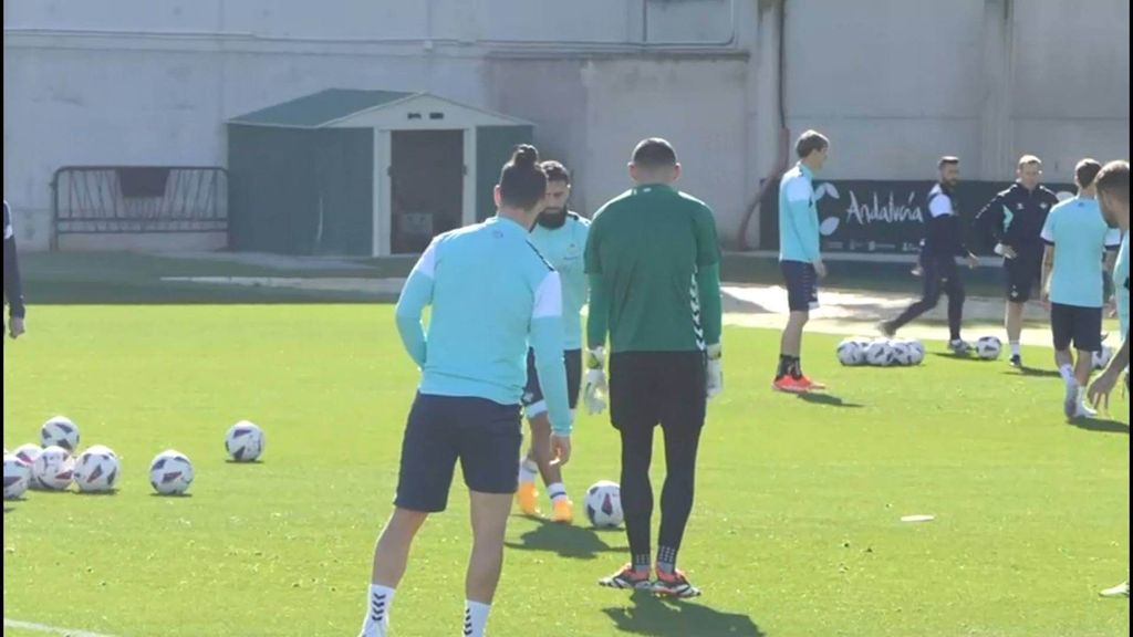 Entrenamiento del Betis con 3 ausencias