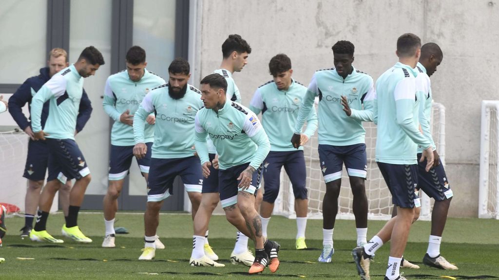 Entrenamiento del Betis para preparar el partido frente al Rayo Vallecano con las ausencias de Sabaly, Bellerín, Bartra y Bakambu