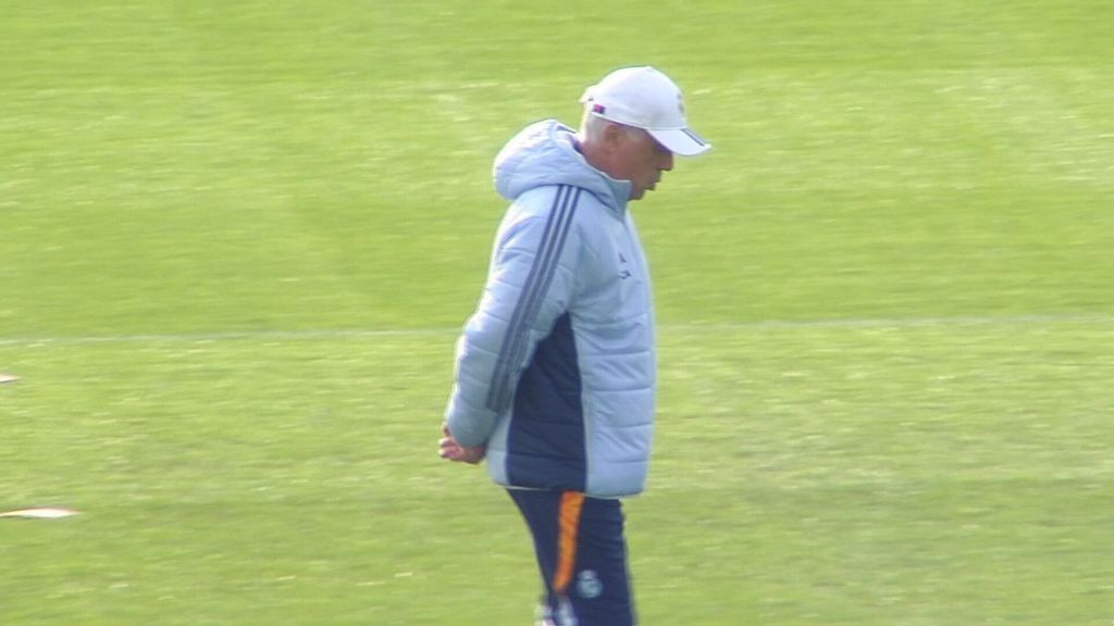 Carlo Ancelotti, pensativo antes del Atlético-Real Madrid