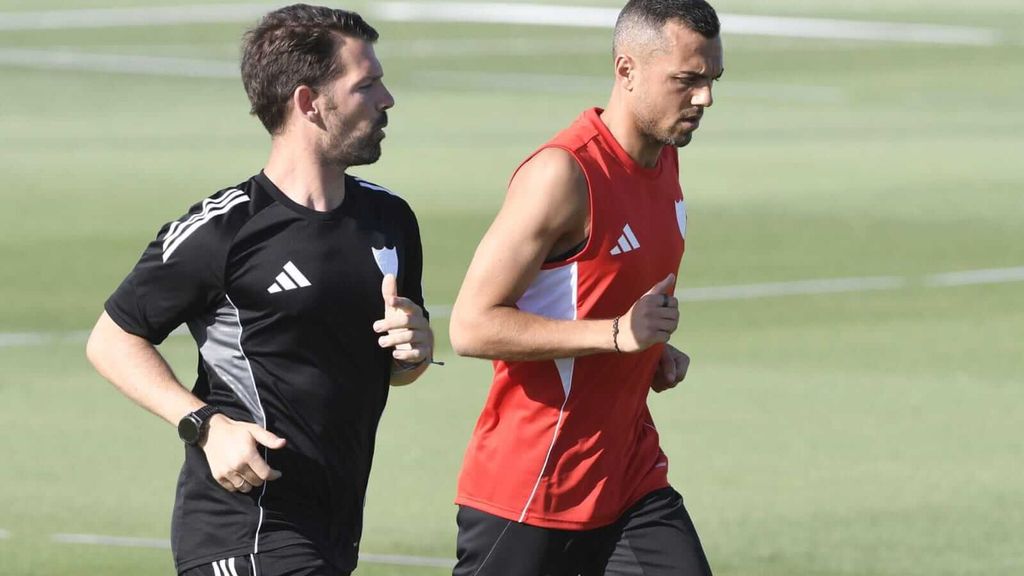 Joan Jordán se entrena al margen en el Sevilla