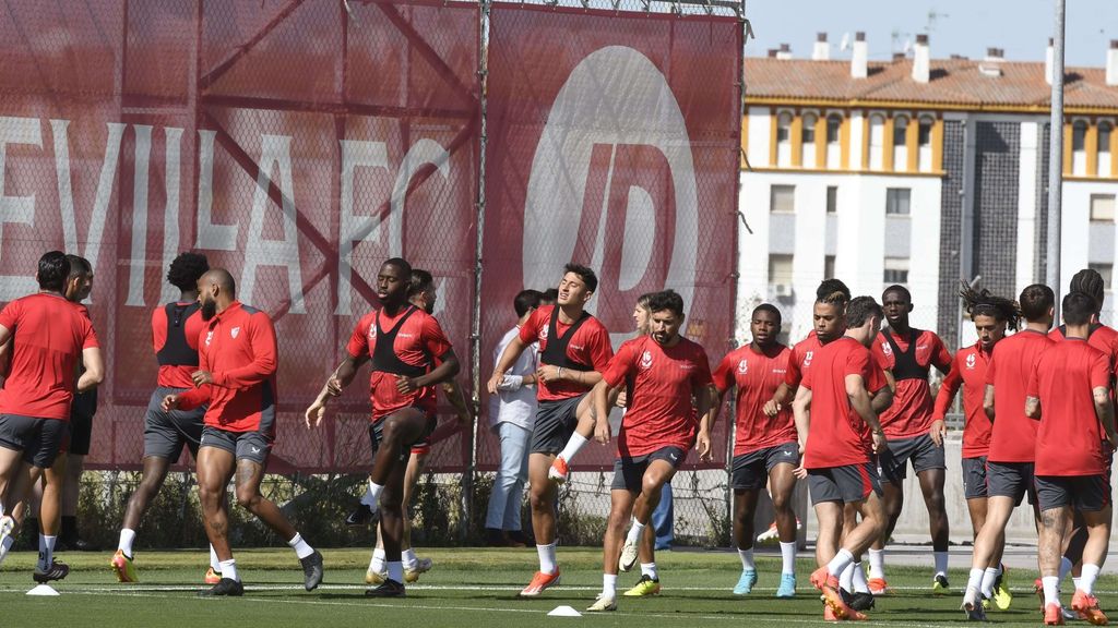 Entrenamiento del Sevilla con Ramos presente en la sesión