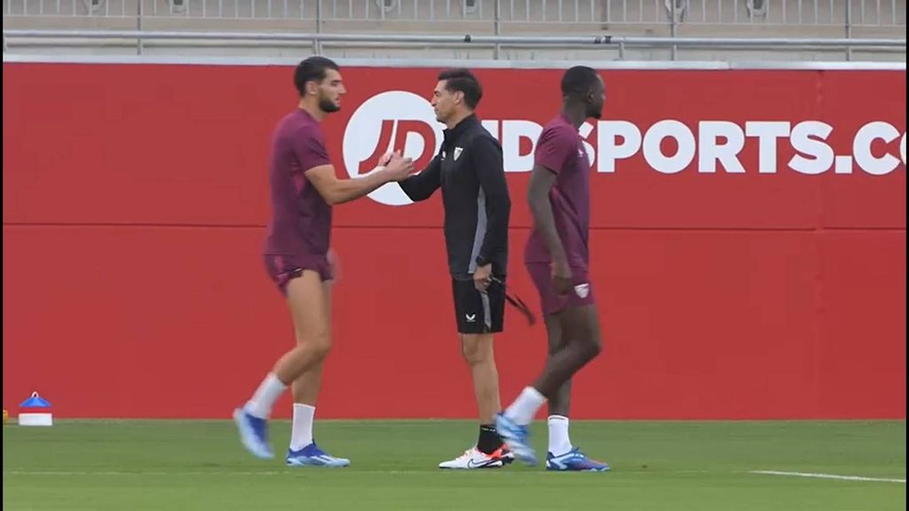 Entrenamiento del Sevilla: "Diego Alonso saluda uno a uno a la plantilla completa"