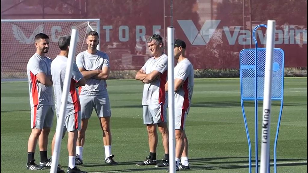 Mendilibar bromea con nesyri y luego llegan bade y  bono en el bugie