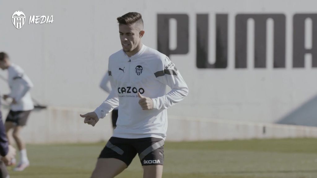 Entrenamiento del Valencia, bajas de Thierry y Kluivert para Girona