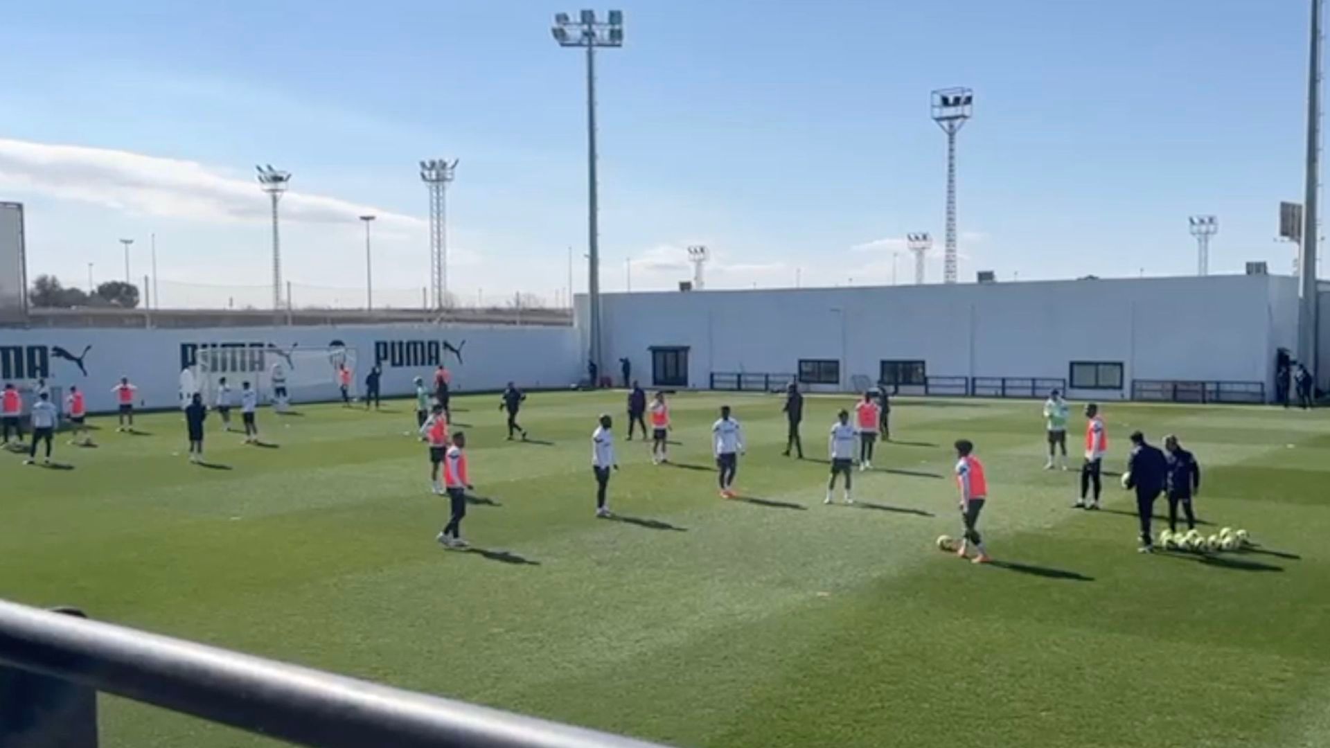 entrenamiento_del_valencia_con_la_presencia_de_nico_gonzalez_001.png