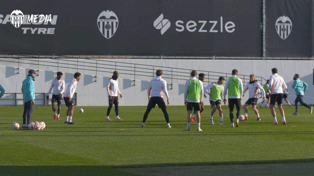 Javier Vidal dirige el entrenamiento con Thierry ante los casos de COVID-19