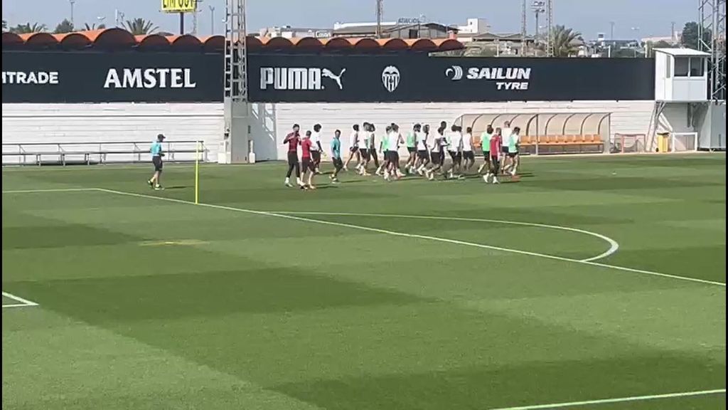 Entrenamiento del Valencia: Lato se va con muletas, mientras Hugo Duro es baja para el último partido