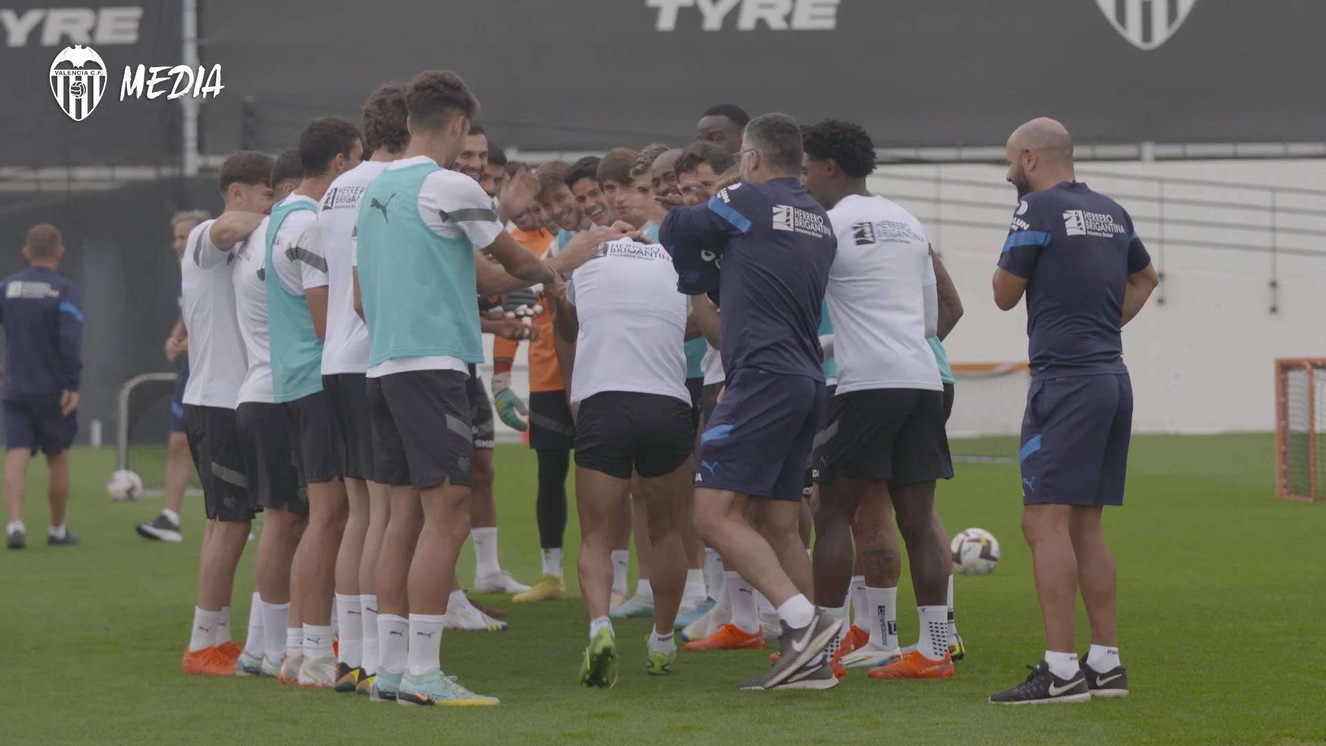 _entrenamiento_del_valencia_samu_castillejo_sale_al_cesped_001.jpg