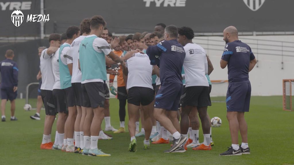entrenamiento del valencia samu castillejo sale al césped