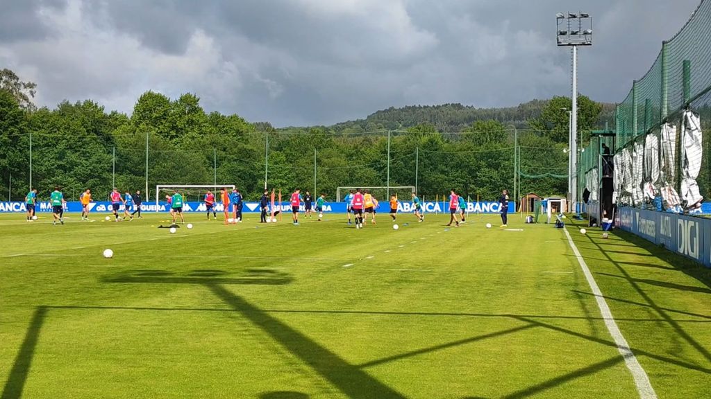 Entrenamiento del Dépor con Lucas Pérez trotando al margen del grupo