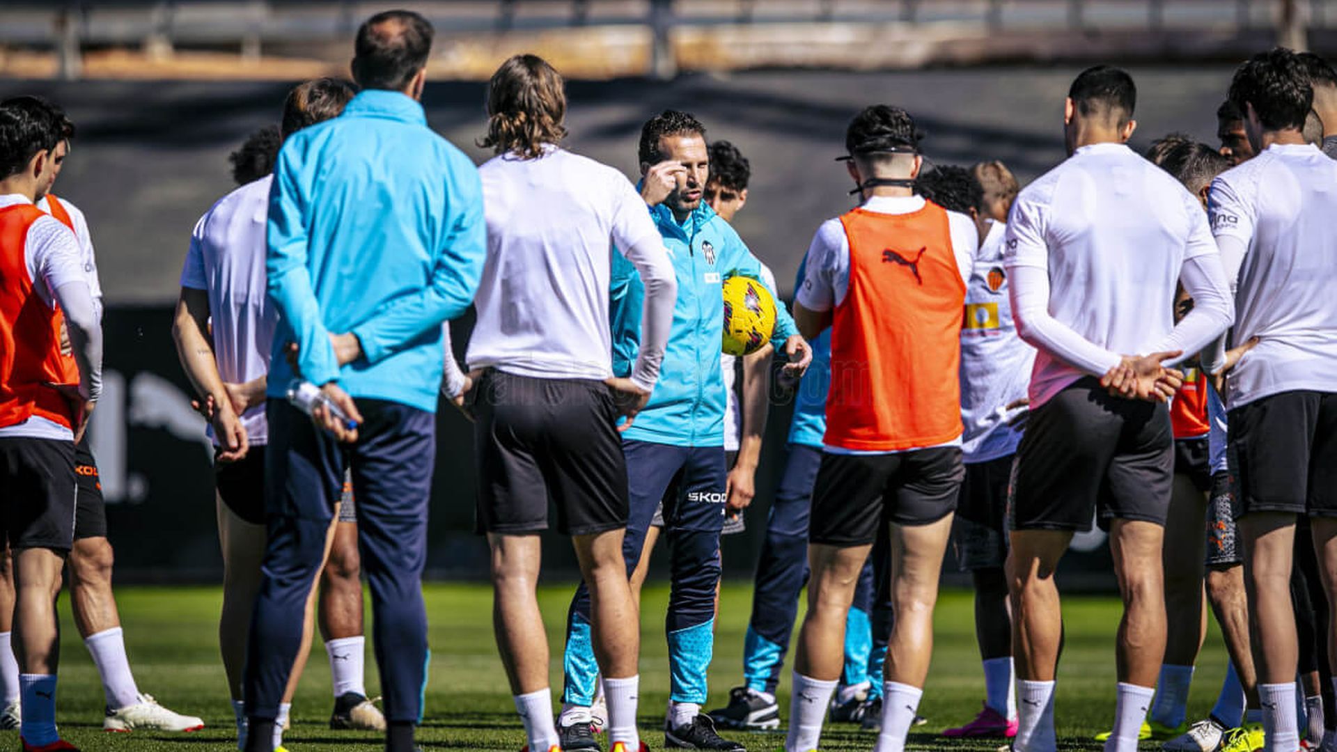 entrenamiento_en_paterna_foto_valencia_cf_001.jpg entrenamiento_en_paterna_foto_valencia_cf_001.jpg