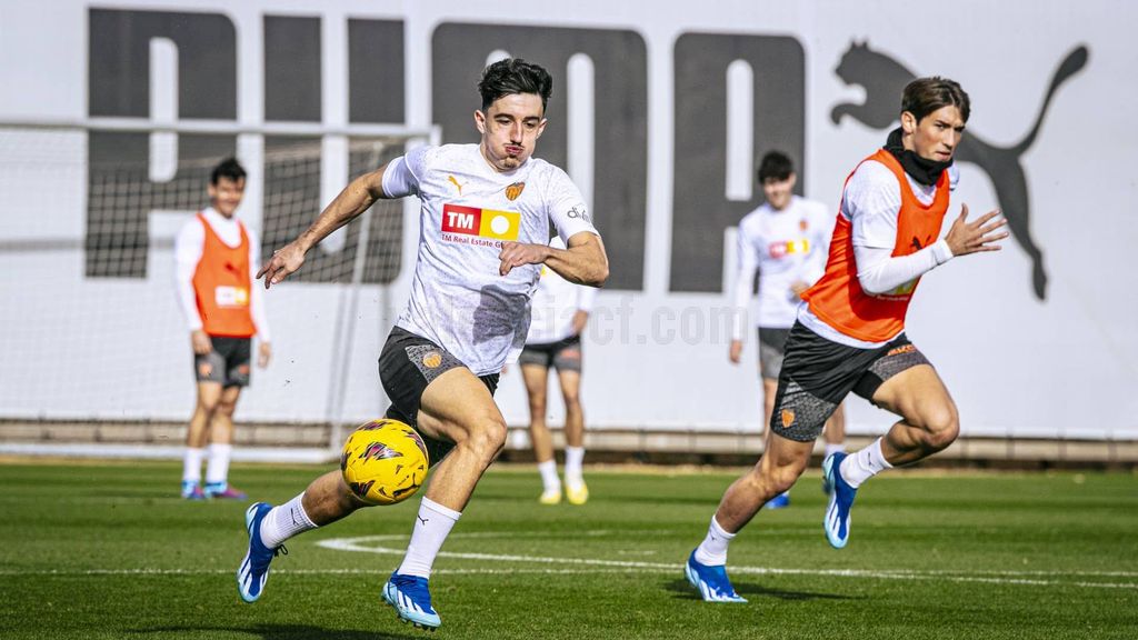 Entrenamiento del Valencia: Gayà es baja, Alberto Marí apunta a la convocatoria