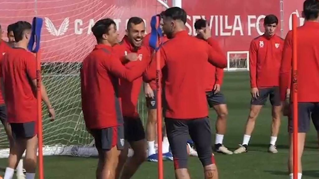 Entrenamiento del Sevilla con las ausencias de En-Nesyri, Acuña y Marcao