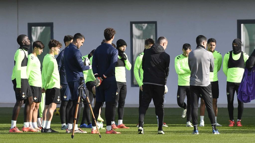 Entrenamiento del Real Betis antes de viajar a Moldavia para jugar ante el Petrocub