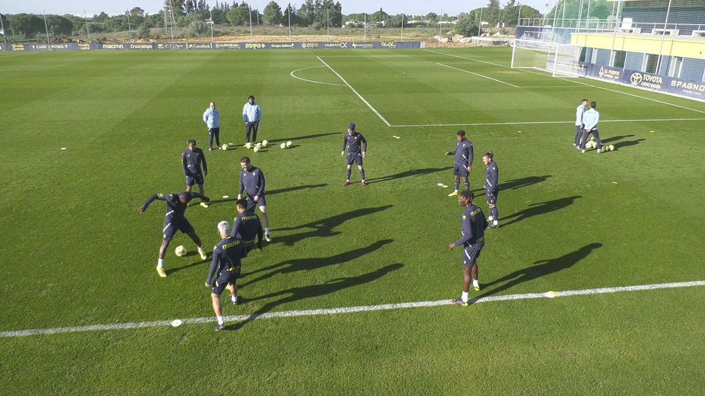 (MEDIASET) Risas en el entreno del Cádiz en medio de la polémica por el Elche