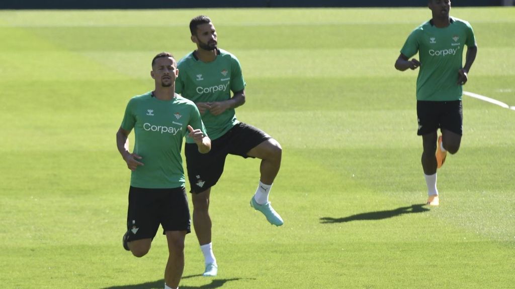 Entrenamiento del Betis: Luiz Felipe regresa con el grupo antes de recibir al Rayo y Pellegrini charla con Ramón Alarcón sobre el césped