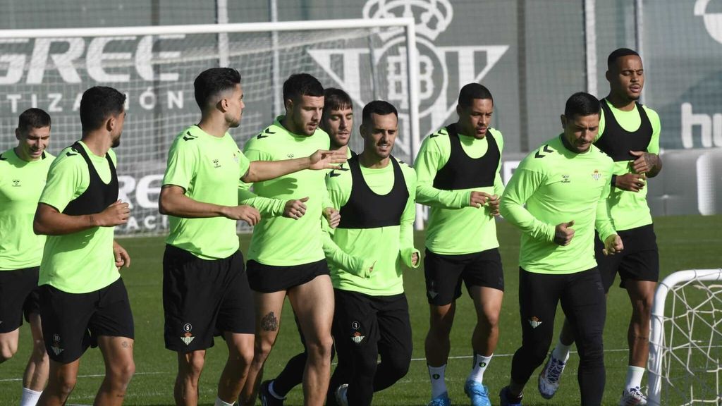 Entrenamiento del Real Betis sin Héctor Bellerín ni Llorente, pero con muchos canteranos