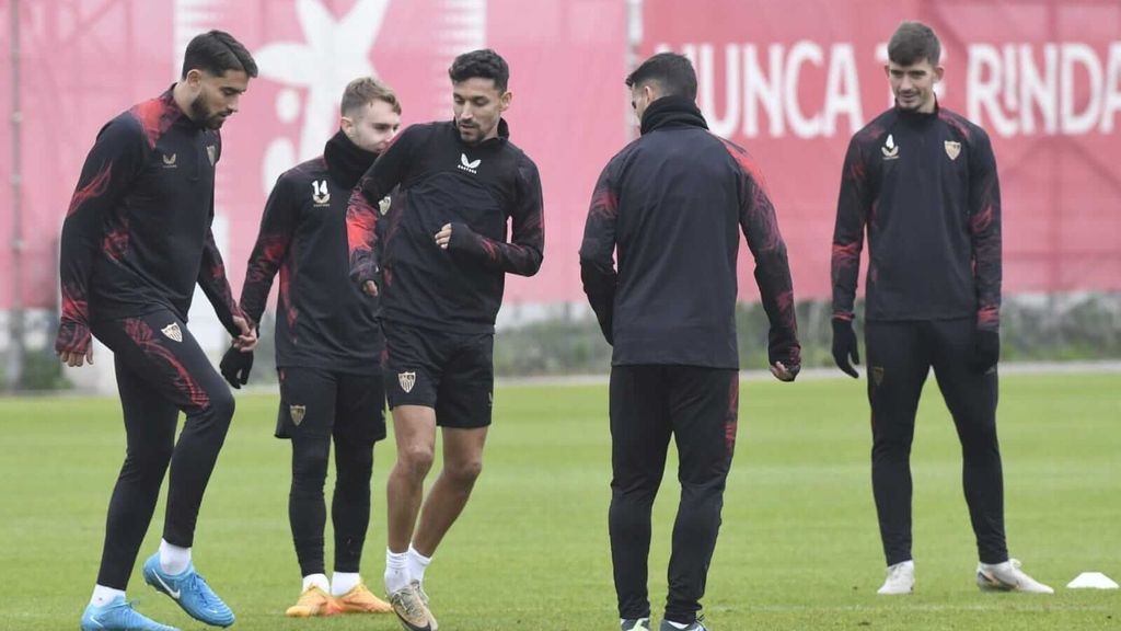 Penúltimo entrenamiento de Jesús Navas con el Sevilla FC, con ausencia de Saúl Ñíguez