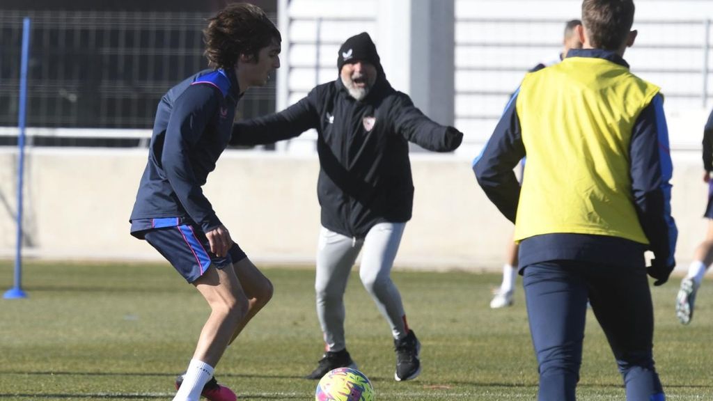 La intensidad de Sampaoli en el entrenamiento del Sevilla: "¡Cerquita, juego!"
