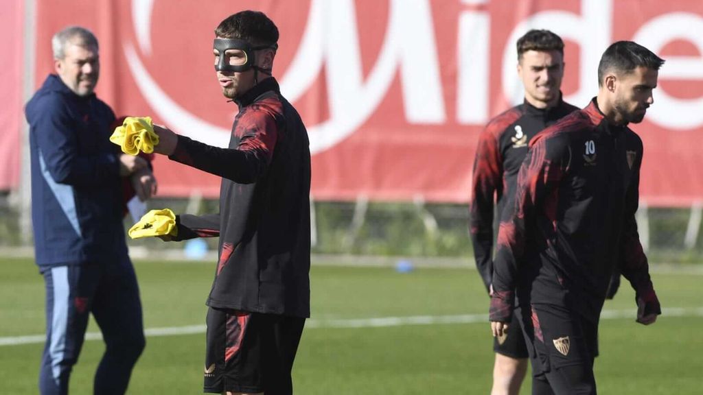 José Ángel Carmona, con máscara en el entrenamiento del Sevilla FC