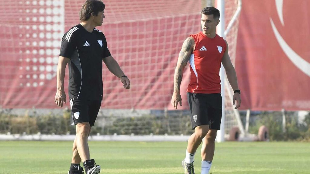 Charla entre Almeyda y Alfon en el primer entrenamiento de la pretemporada del Sevilla FC