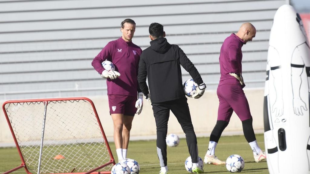 Las molestias de Nyland en el entrenamiento del Sevilla en la previa de los partidos ante Arsenal y Real Betis