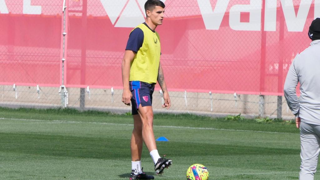 Último entrenamiento del Sevilla antes de viajar a Estambul para medirse al Fenerbahçe